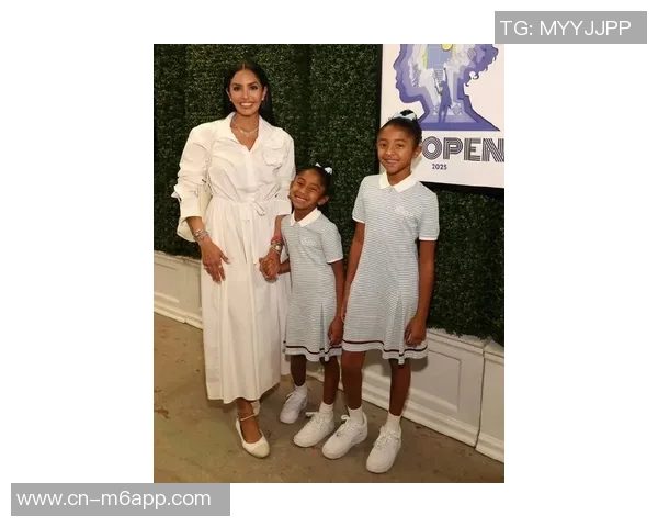 瓦妮莎携子女与坎迪斯帕克共赏道奇队晋级世界大赛精彩瞬间