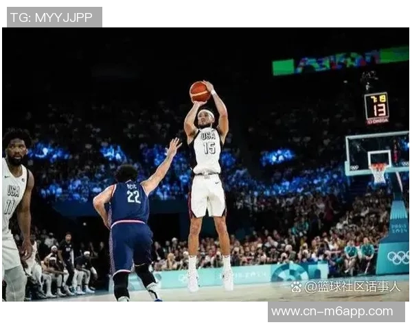 布克半场展现得分能力9投4中贡献14分2板5助表现抢眼