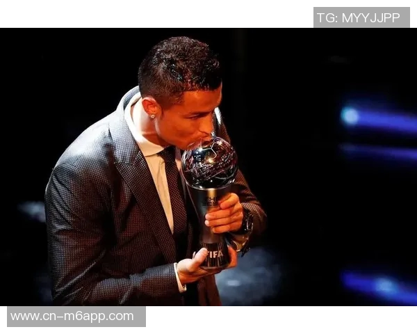 C罗分享最佳中东球员奖杯照感谢所有支持者的陪伴与鼓励